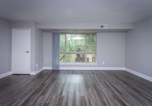 约书亚的房子 living room with hardwood floors